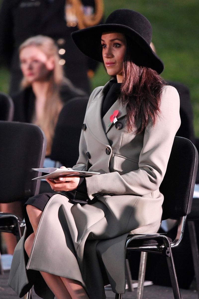 Fashion, Street fashion, Sitting, Beauty, Hat, Fedora, Lip, Human, Photography, Leg,