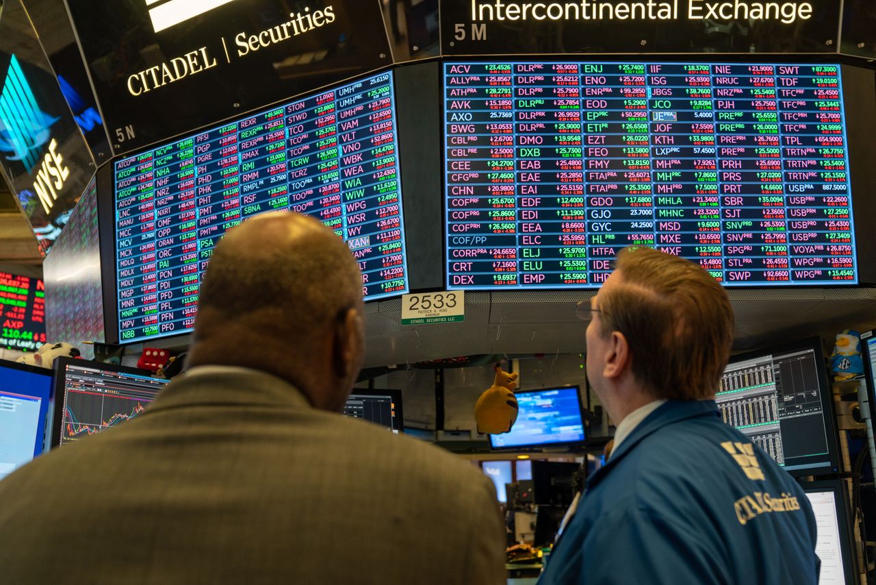 Traders on the NYSE floor