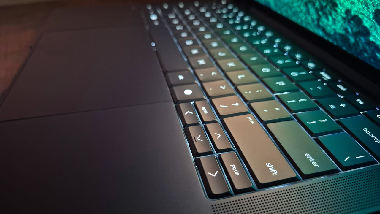 The HP EliteBook X G2i on a desk