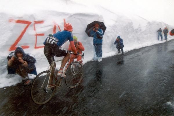 Andy Hampsten, in the blue Intergiro classification jersey, on the attack on the Gavia Pass.