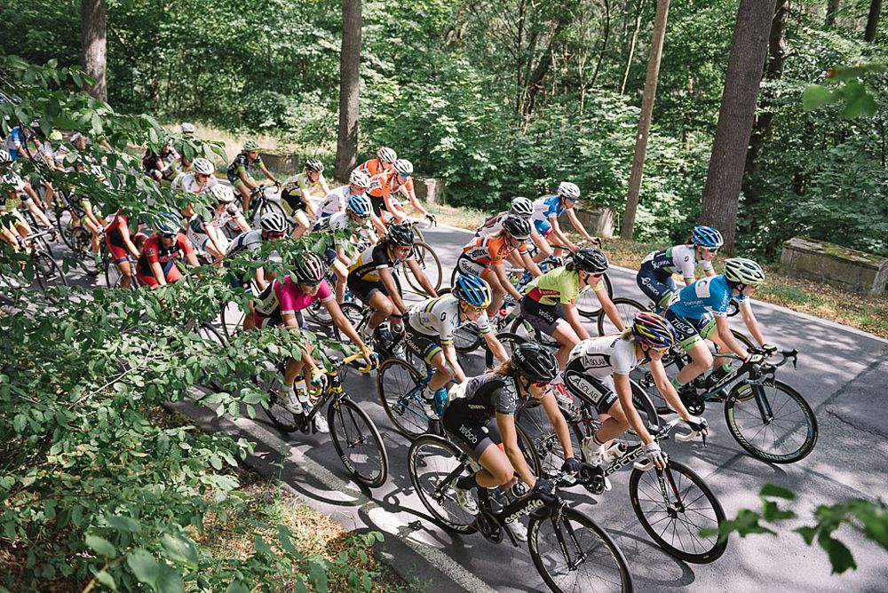 The peloton during stage 6