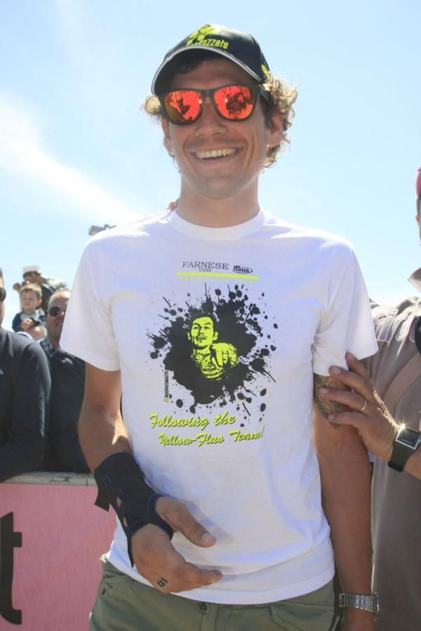 Pozzato was at the start to show off his injured wrist