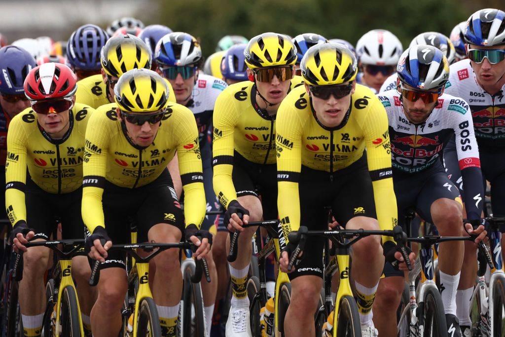 Team Visma-Lease a Bike's Danish rider Jonas Vingegaard (L) and teammates cycle during the 1st stage of the Paris-Nice cycling race, 156,1 km between Le Perray-en-Yvelines and Le Perray-en-Yvelines, on March 9, 2025. (Photo by Anne-Christine POUJOULAT / AFP)