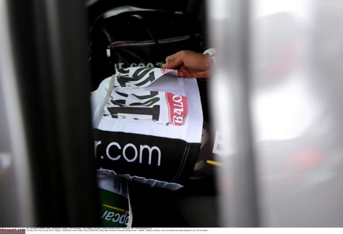 Yukiya Arashiro (Europcar) pinning his race number on