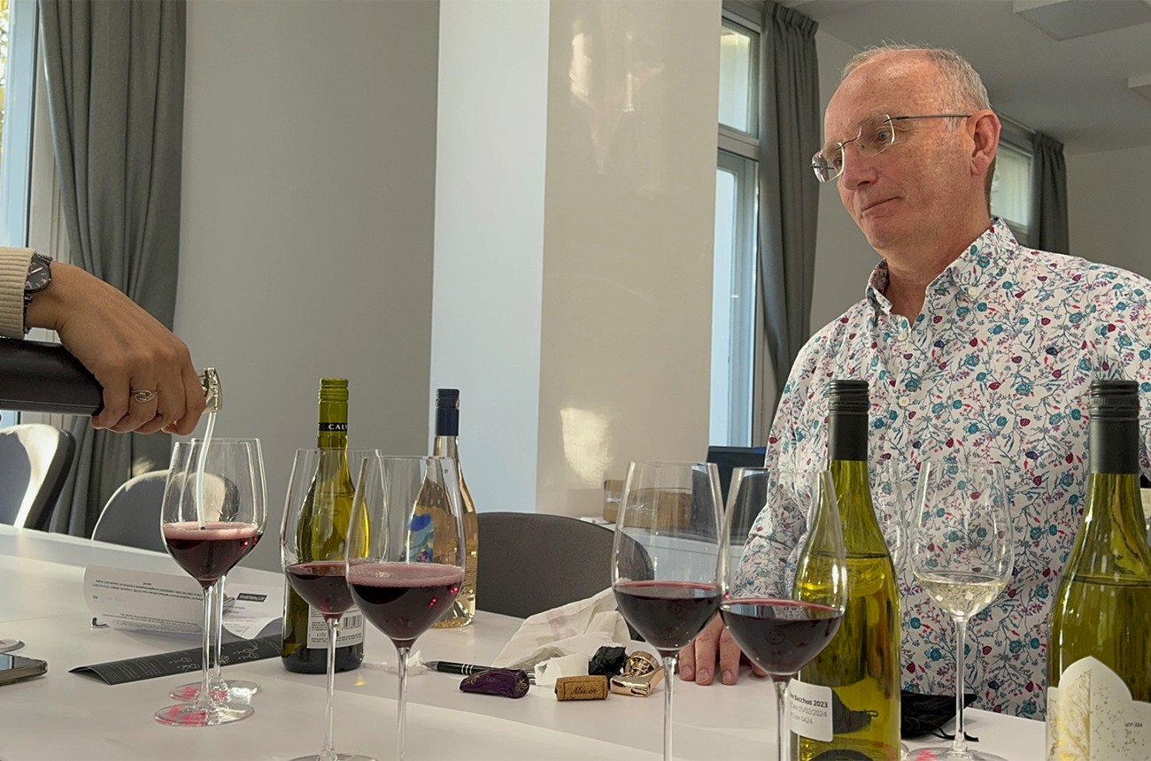 Testing the Winewizard device with Michael Pritchard MBE at the Decanter tasting suite. Image credit: Sylvia Wu