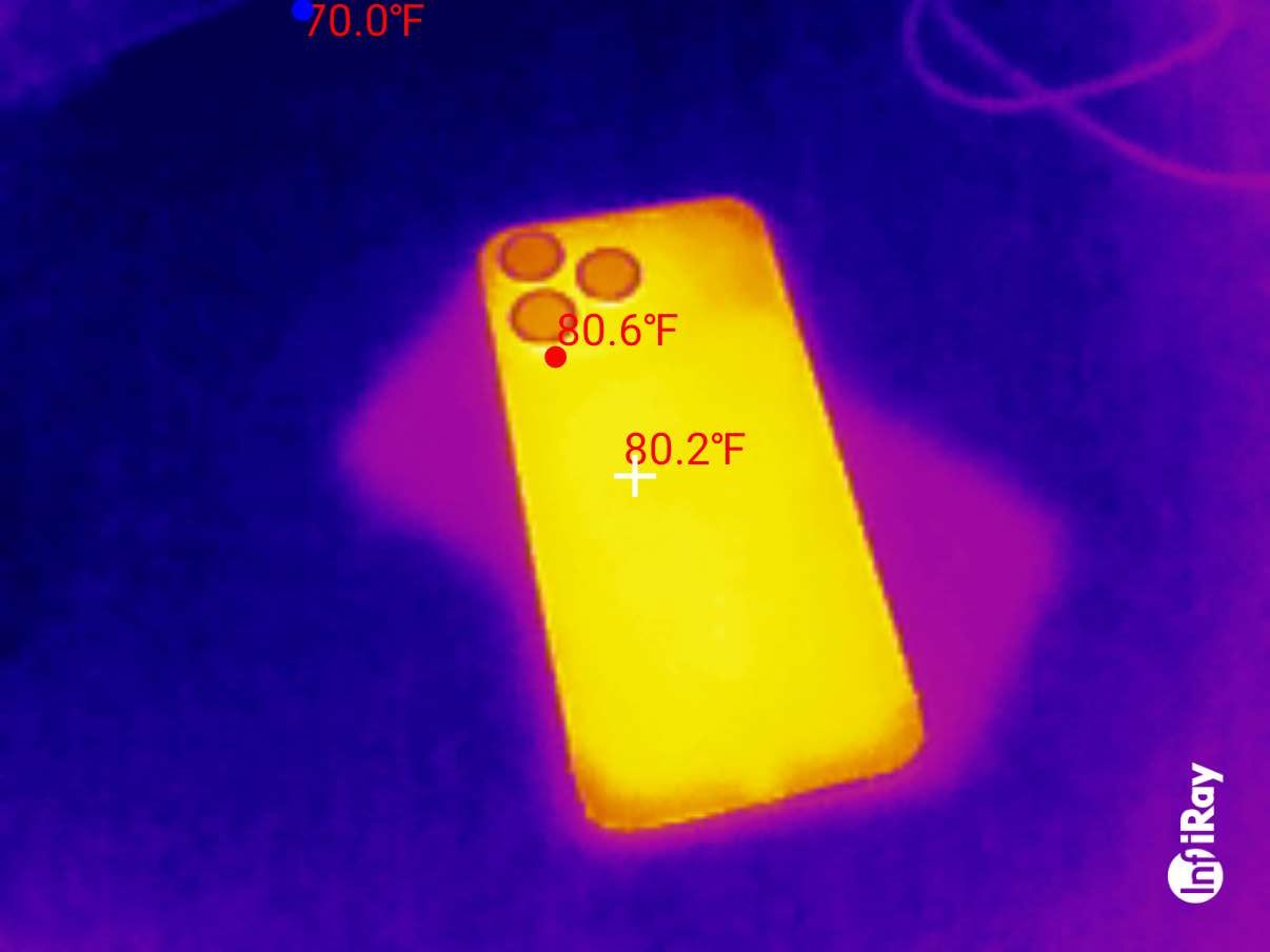 iPhone 15 Pro Max thermal temperature readings.