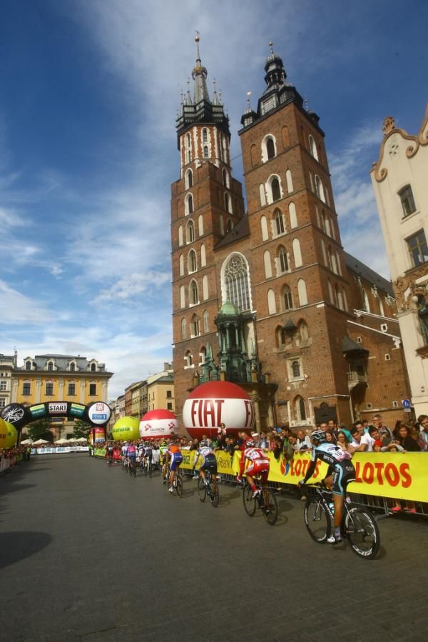 The early break rolls along at the head of the race during stage 7.