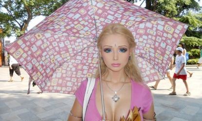 Modelo Ucraniana igual à boneca Barbie - Fugir à Crise