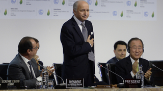 Politicians clap Paris climate agreement in 2015