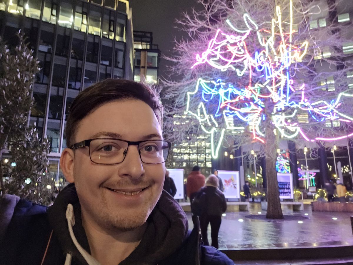 Galaxy S24 Ultra vs. iPhone 15 Pro Max: nighttime selfie.