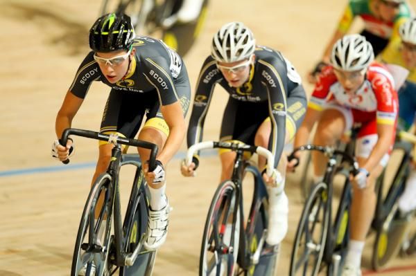 The WA women push the pace in the Scratch race.