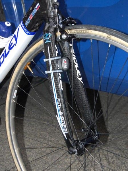 A mid-level road fork with carbon blades and an alloy crown and steerer is used up front.