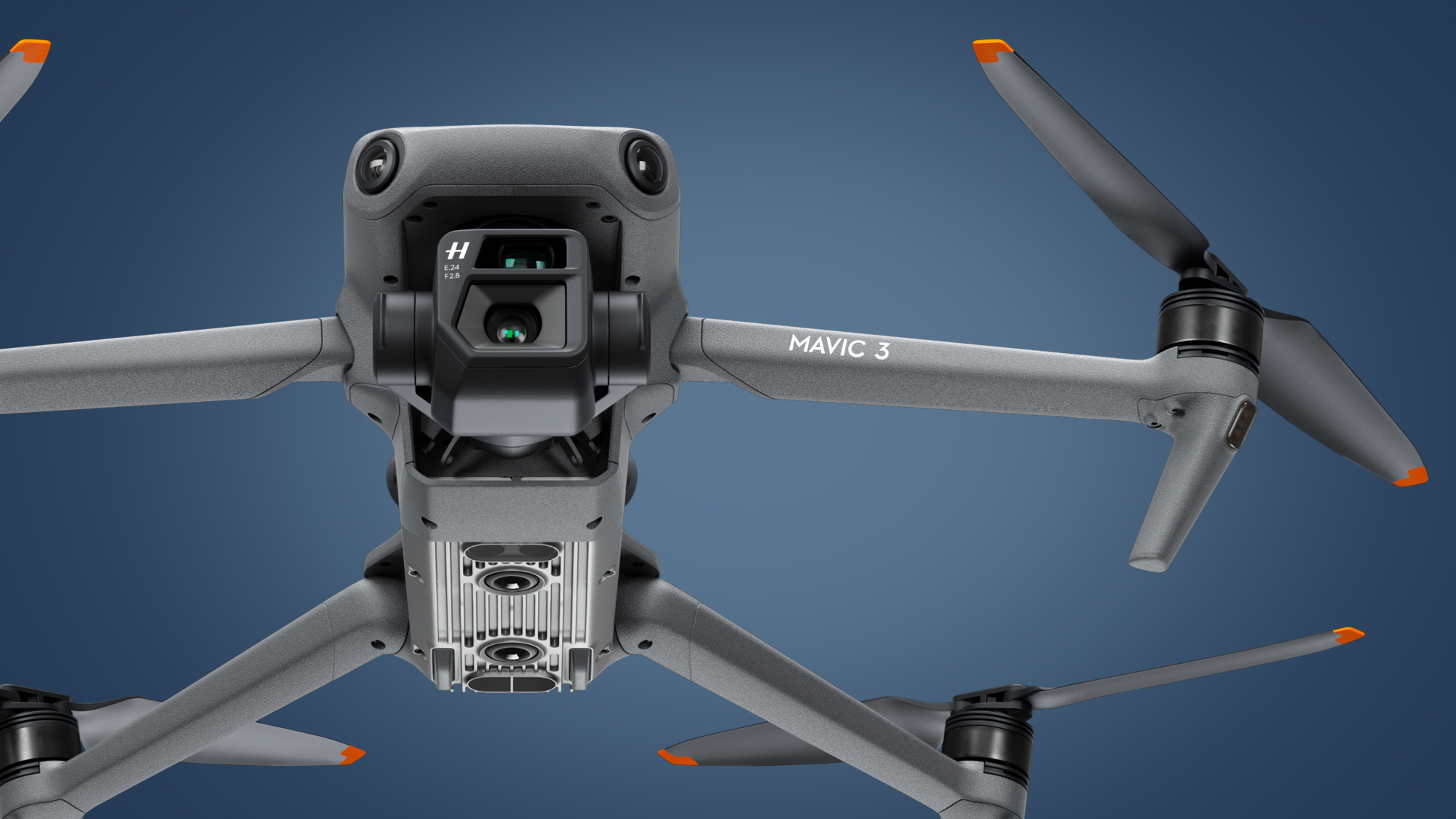 Drone DJI Mavic 3 dalam penerbangan dengan latar belakang biru
