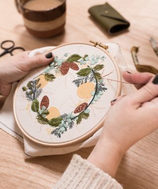 DIY Christmas craft embroidery hoop