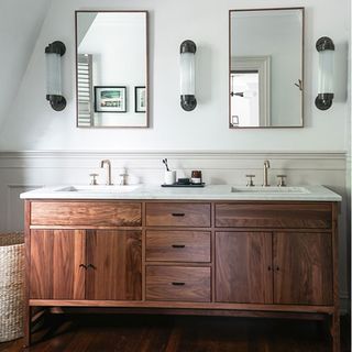 bathroom with mirror and wooden floor