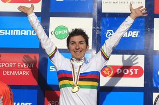 Giorgia Bronzini in her second consecutive rainbow jersey