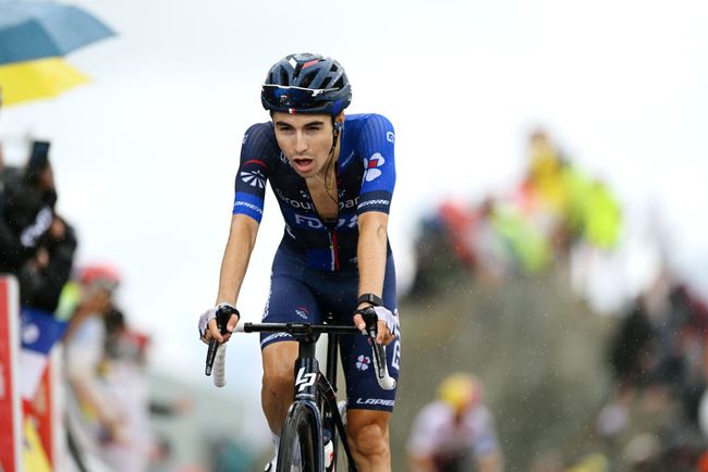 Lenny Martinez stremato ma vincitore sul traguardo del Mont Ventoux. (foto Dario Belingheri / Getty Images)