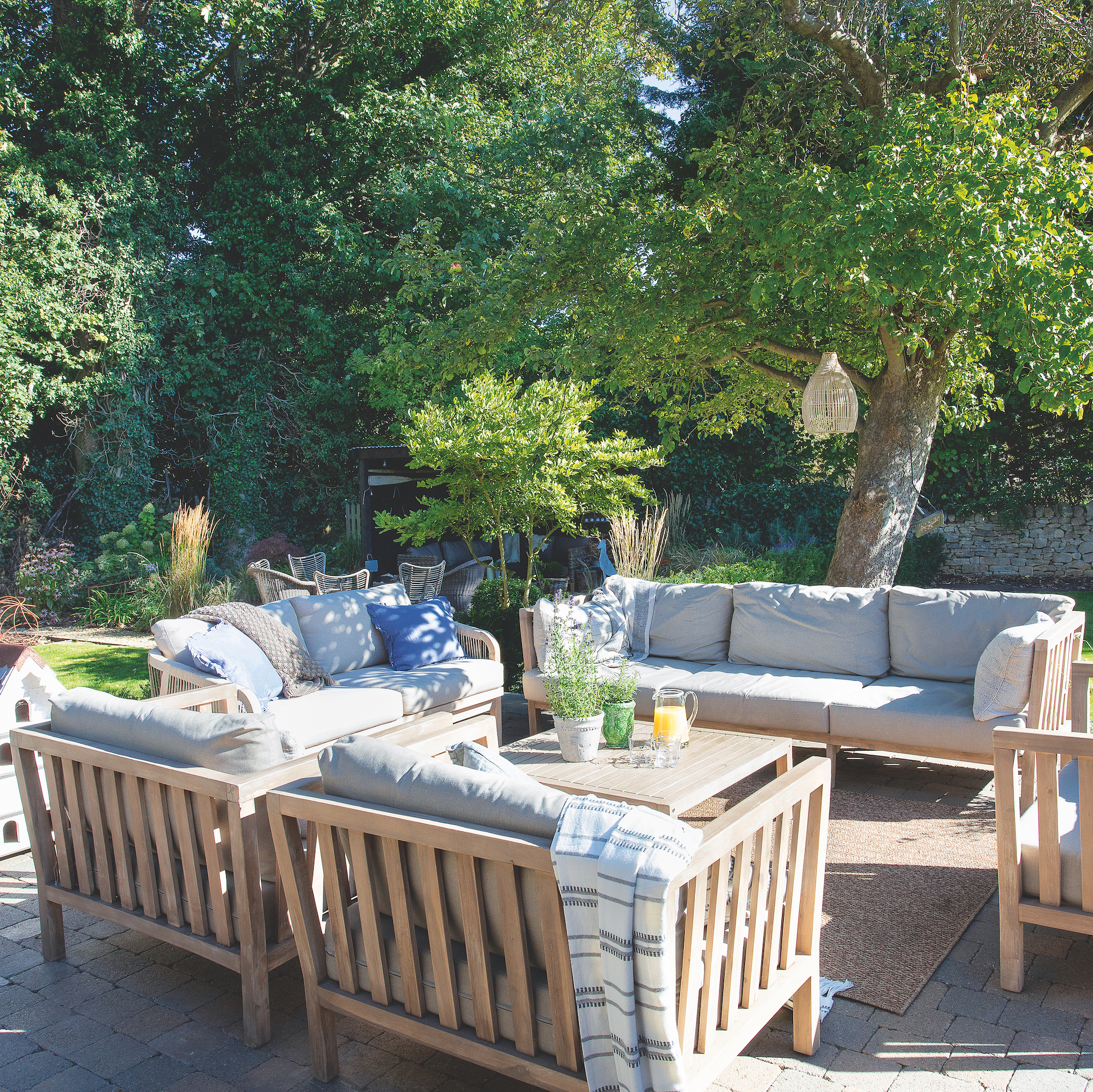 outdoor living room with sofa and chairs with coffee table