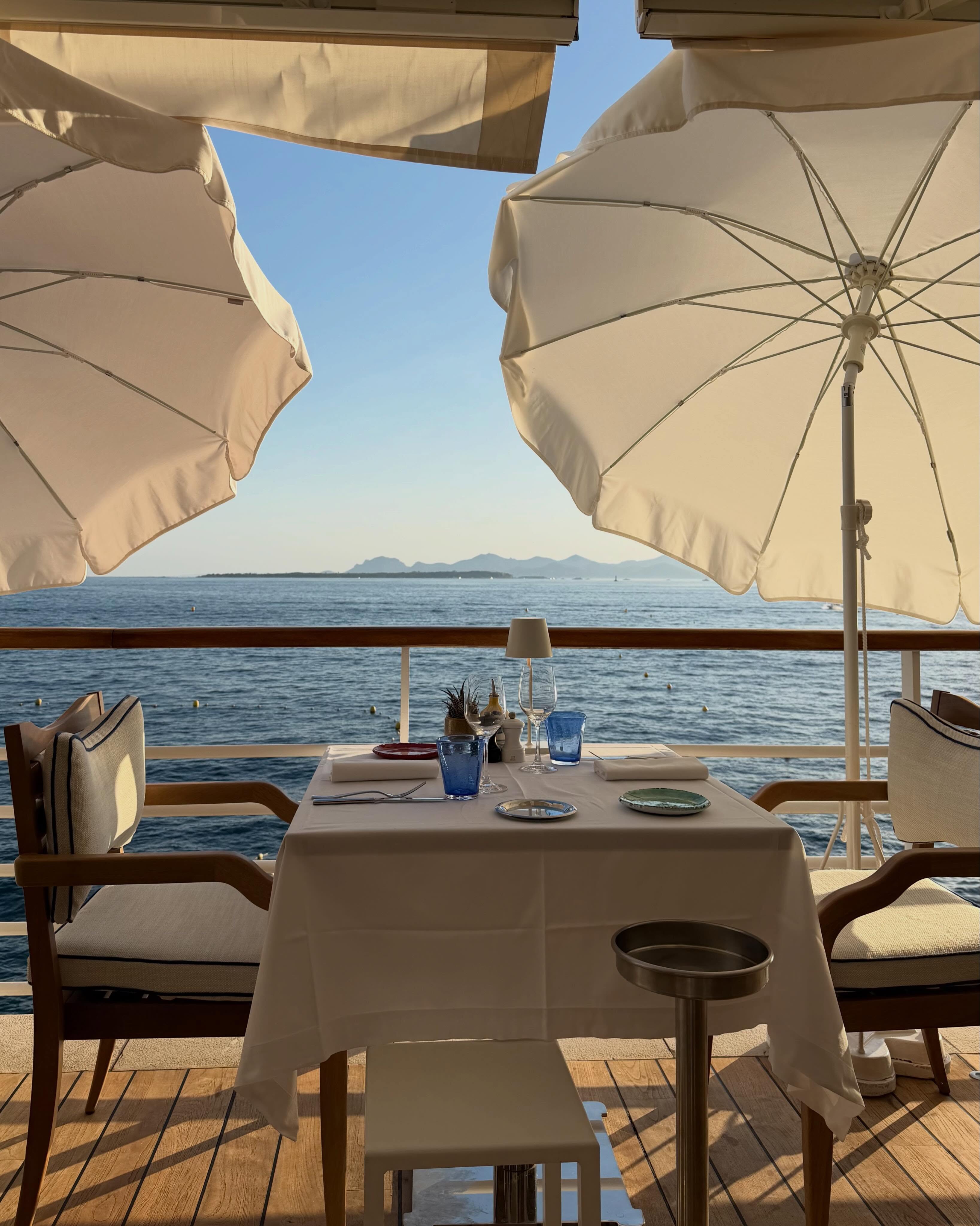 An image of a table setting at the Eden Roc Hotel in Antibes.