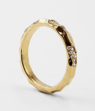 Gold band with diamonds on its facets