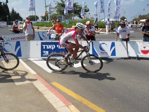 Maja Wloszczowska (Poland) sets up her sprint