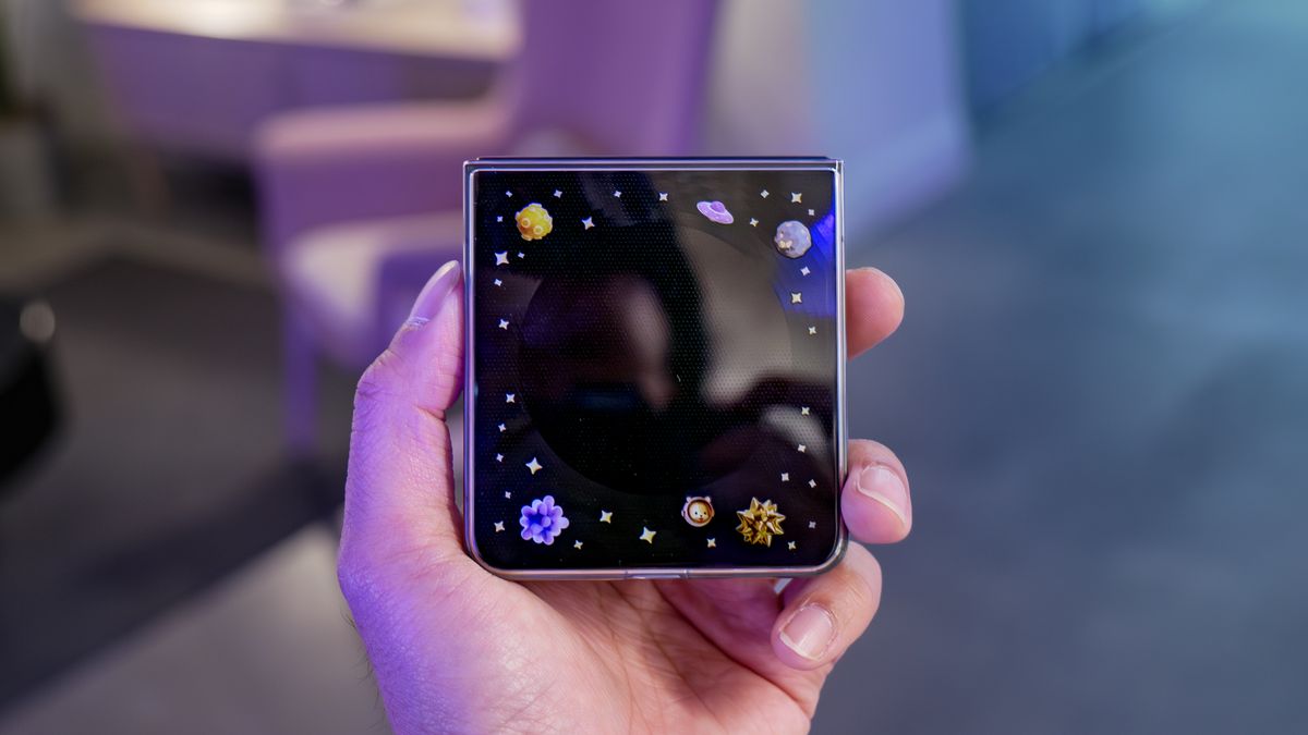 Samsung Galaxy Z Flip 8 hands-on.