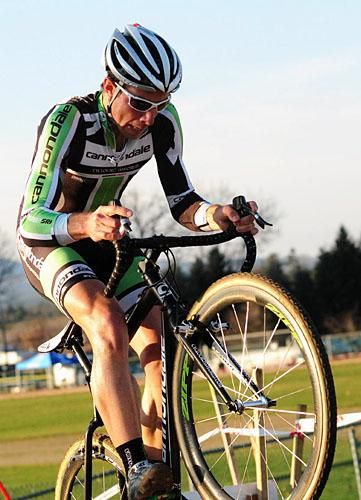 Jeremy Powers (Cannondale-Cyclocrossworld) bunny hopping the barriers en route to victory.