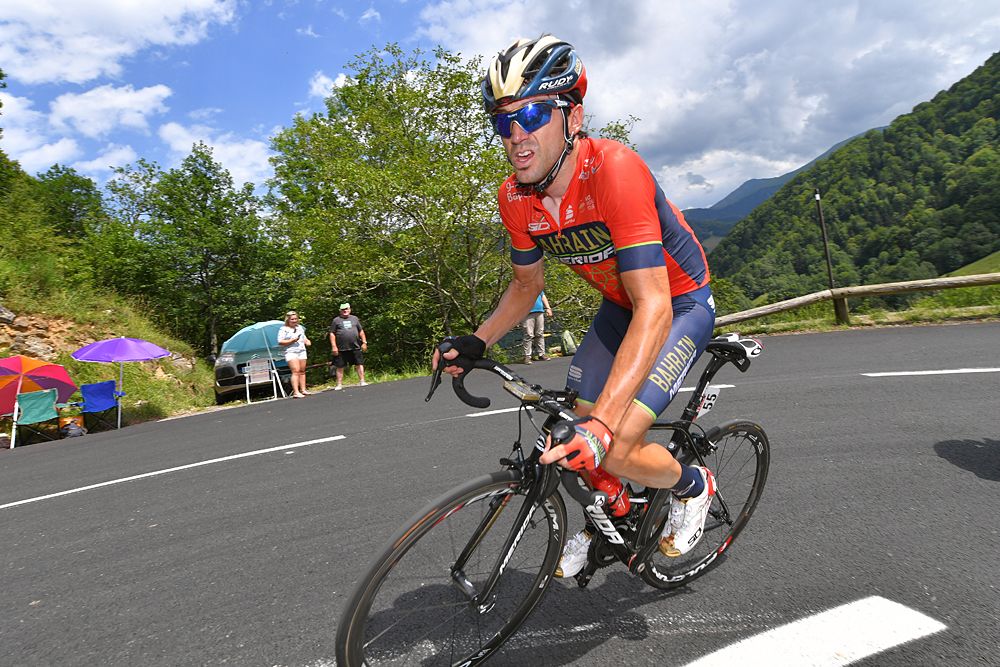 Ion Izagirre attacks from the breakaway