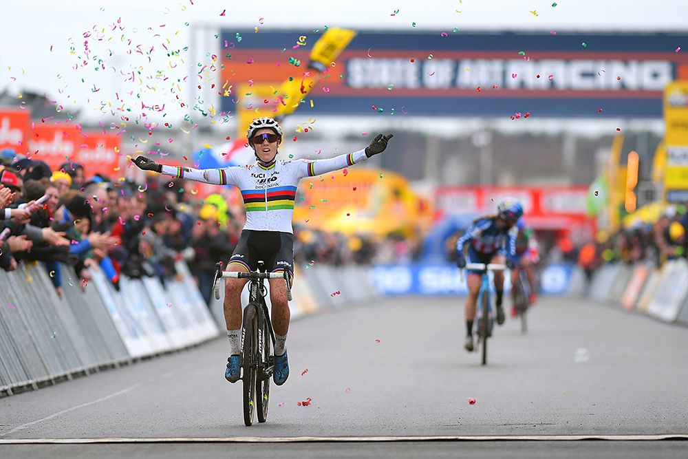 Sanne Cant takes her 100th career victory in Heusden-Zolder