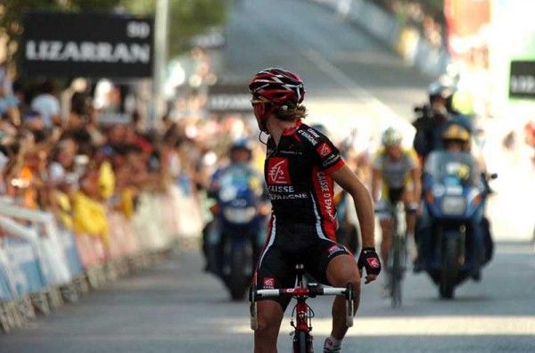 David Arroyo (Caisse d'Epargne) looks back to see where the peloton is.