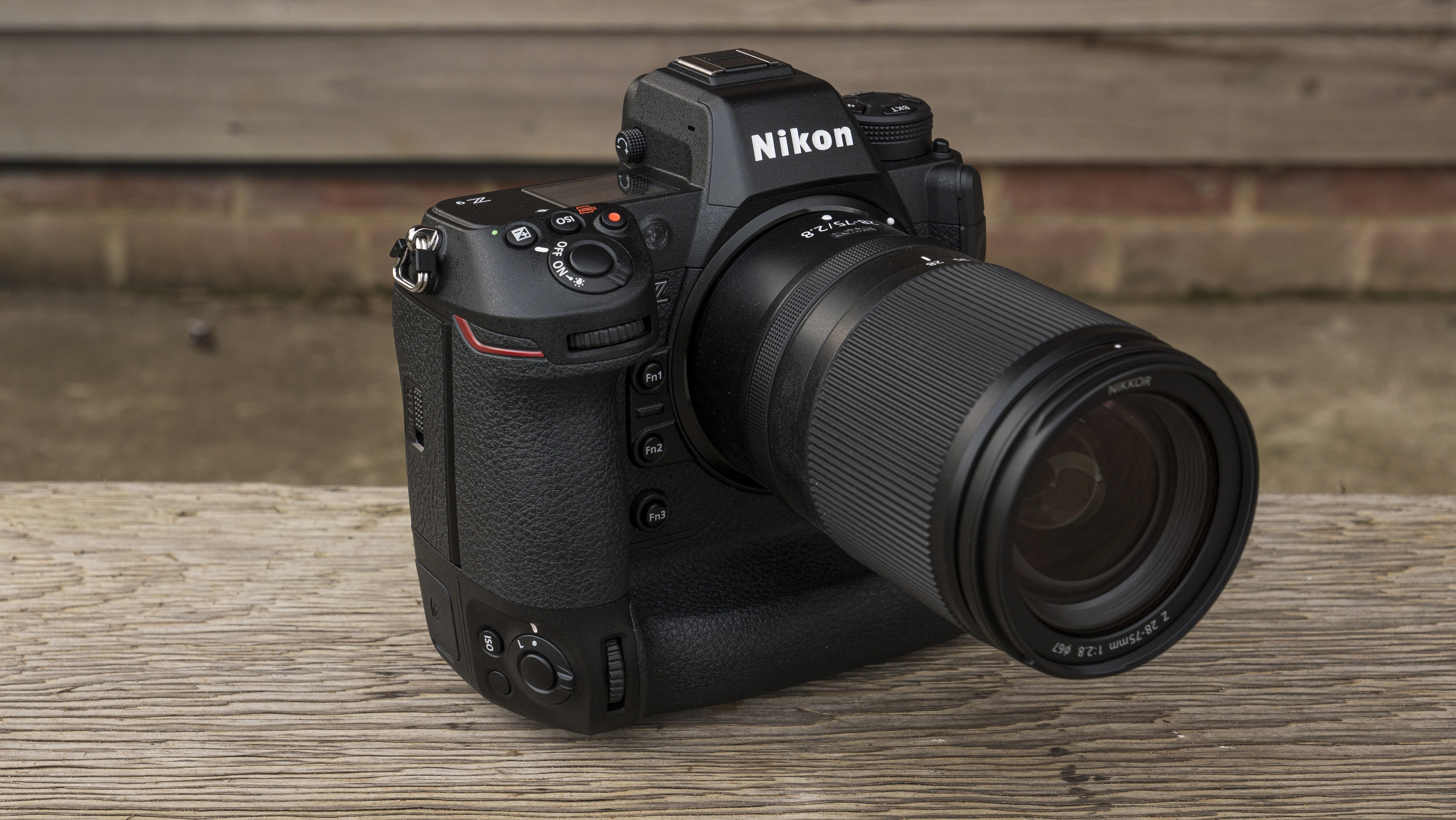 Nikon Z9 på ett träbord