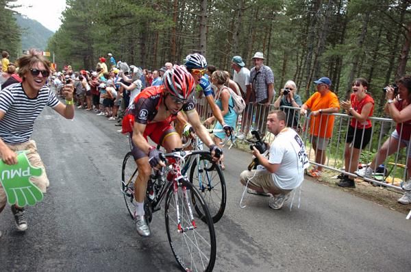 Levi Leipheimer (RadioShack) climbs alongside Roman Kreuziger (Liquigas - Doimo).
