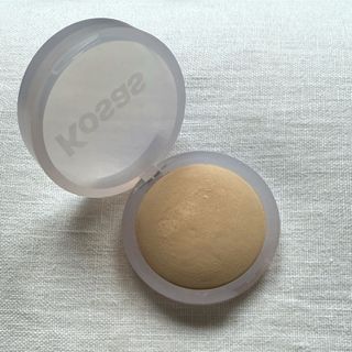 An open Kosas Cloud Set Baking and Setting Powder set against a white linen background