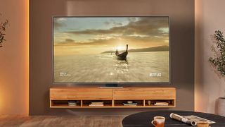 En TV af typen Samsung QN85B i et opholdsrum.