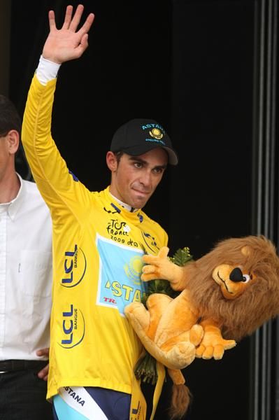 Alberto Conatdor waves to the crowd after sealing his lead in the TT