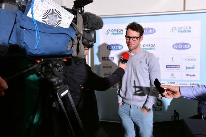 Mark Cavendish with reporters