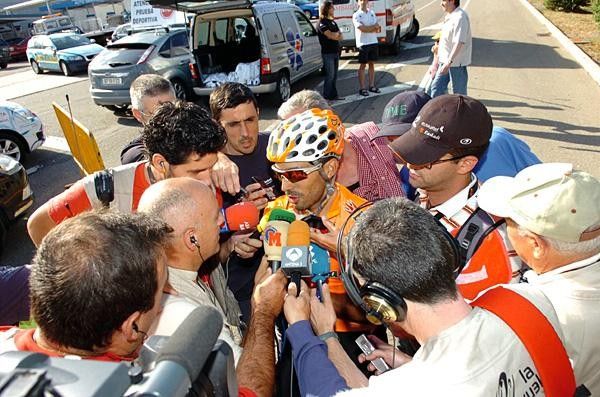 Egoi Mart&iacute;nez (Euskaltel-Euskadi) surrounded by the media.