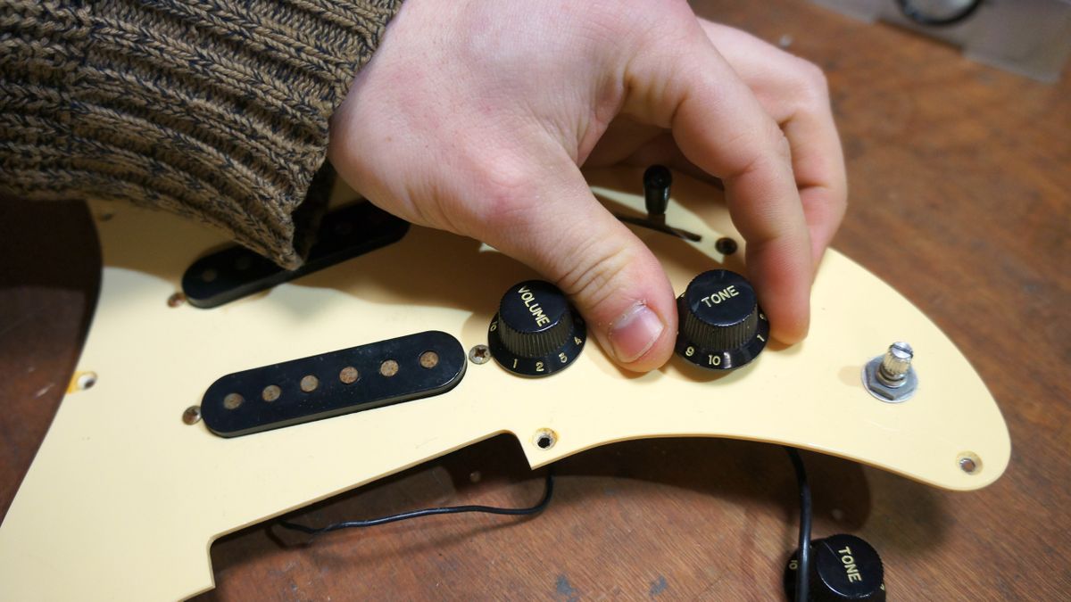 How to mod your Strat to sound like a Tele with a 7-way circuit