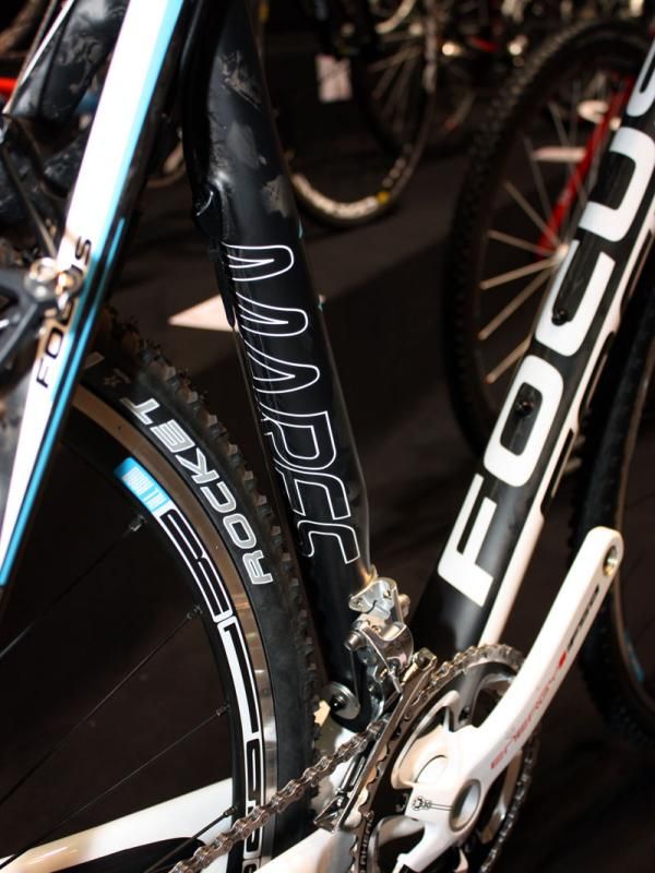 Like on the road-going Izalco, Focus has incorporated a highly asymmetrical seat tube on the carbon Mares frame.
