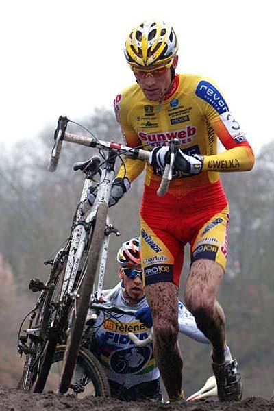 Klaas Vantornout (Sunweb Projob) runs with his bike.
