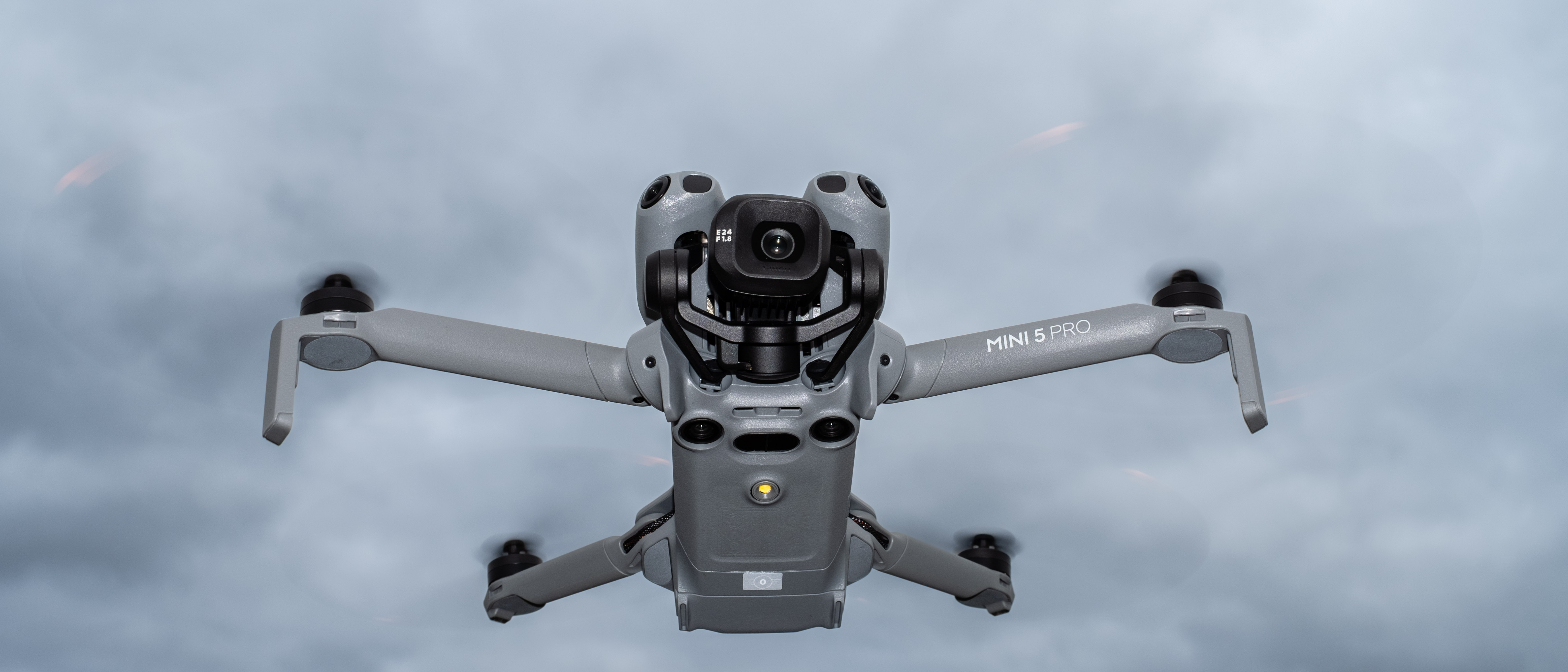 DJI Mini 5 Pro أثناء الطيران في سماء ملبدة بالغيوم