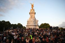 LONDON, ENGLAND - SEPTEMBER 08: Crowds gather on the Victoria Memorial in front of Buckingham Palace following the death today of Queen Elizabeth II in Balmoral, on September 8, 2022 in London, England. (Photo by Leon Neal/Getty Images)