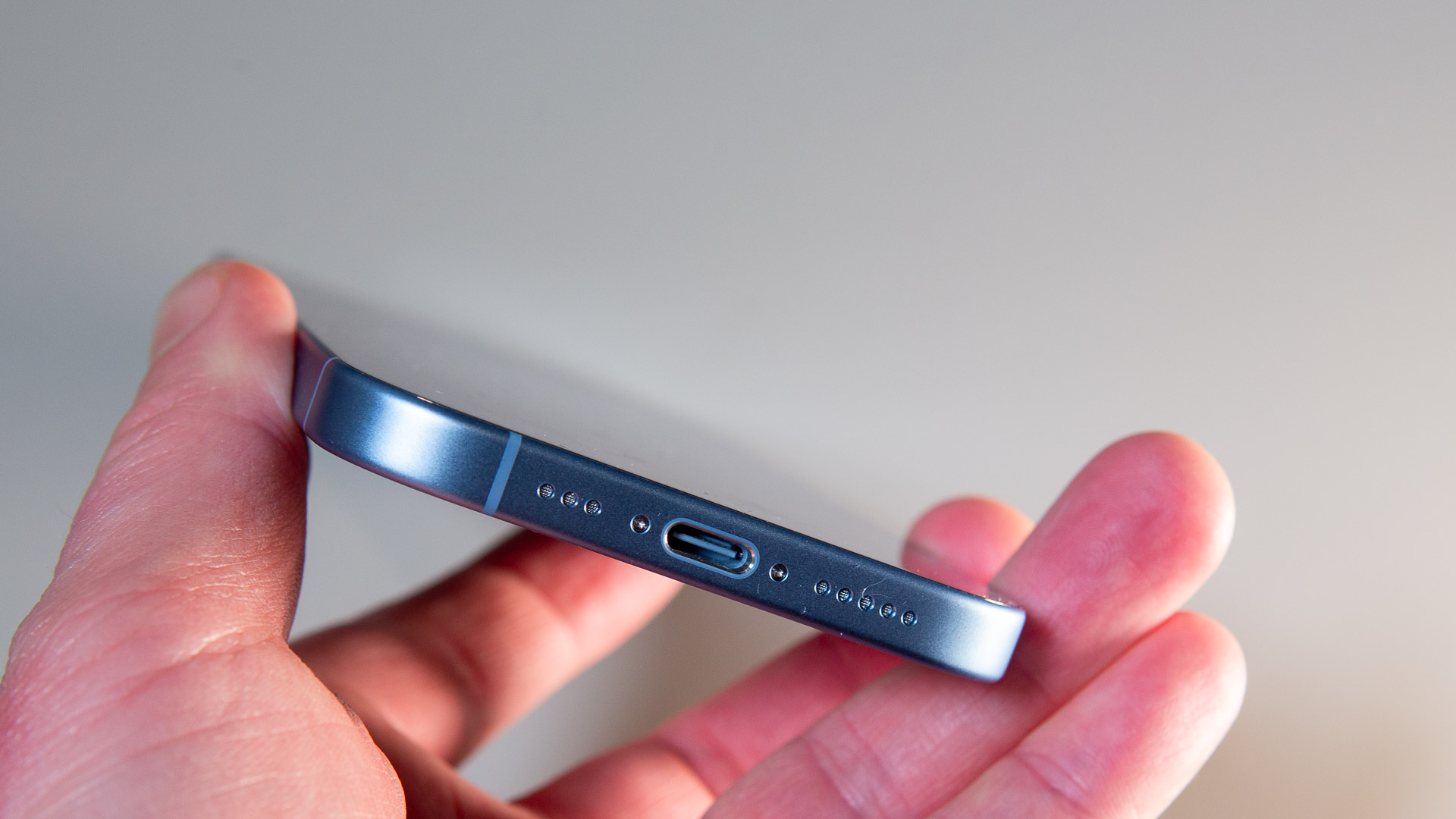 Apple iPhone 17 in Mist Blue