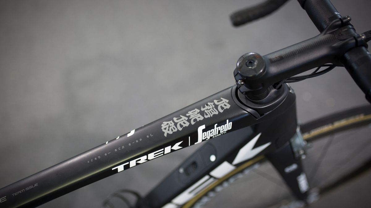 While the top tube decoration appears to be Japanes, it is actually 'Je sais que je peux' - French for I know I can