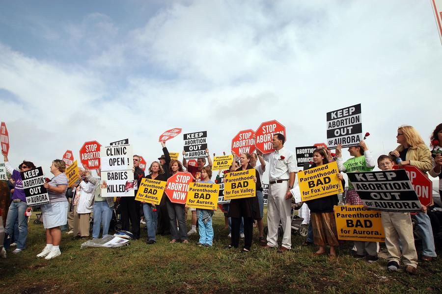 Supreme Court voids buffer zones around Massachusetts abortion clinics