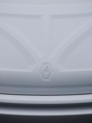 Renault logo on Sabine Marcelis' Renault Twingo bonnet