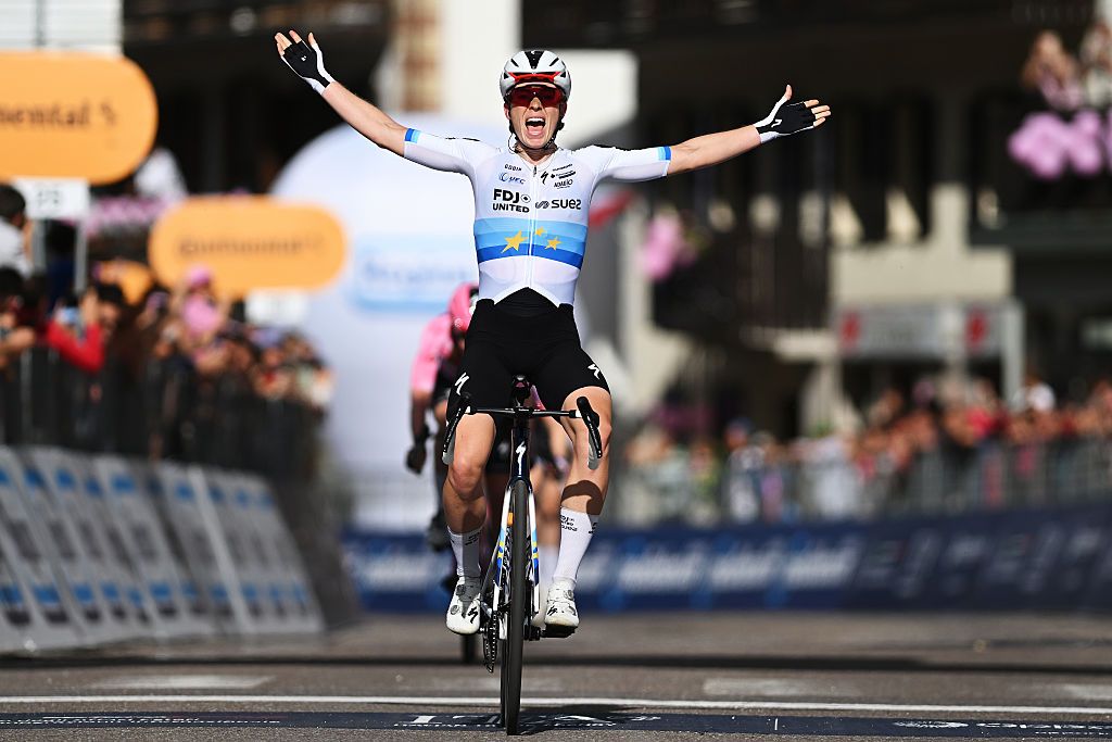 Giro d'Italia Women: Demi Vollering takes sprint ahead of Anna van der Breggen for stage 5 win and first-ever career Giro stage victory