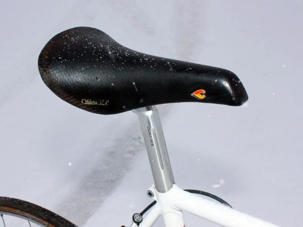 A Cinelli Volare SLX saddle sits atop a Shimano Dura-Ace seatpost.