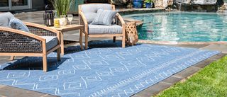nuLOOM outdoor rug by poolside