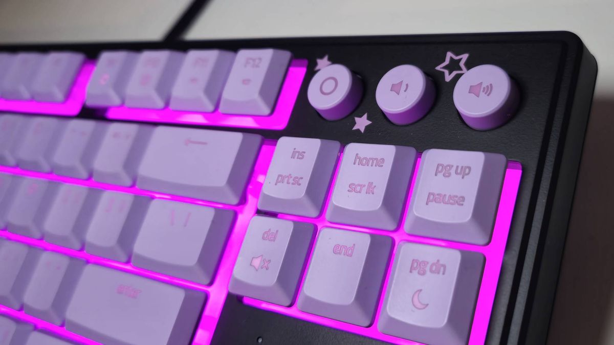 Photos taken by writer Rosalie Newcombe of the Razer Ornata V3 Tenkeyless Kuromi Edition gaming keyboard, on a white desk.